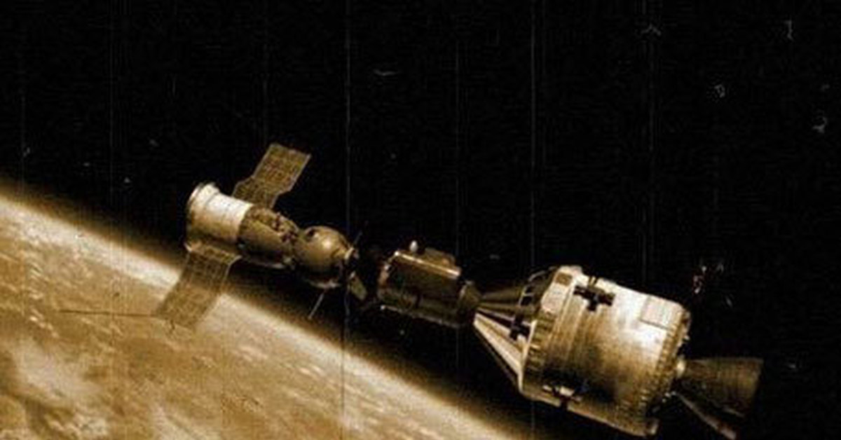 Раз стыковка два стыковка а вокруг планеты. Состыковка космических кораблей Союз Аполлон. Союз Аполлон 1975. Корабль Союз Аполлон. Советский корабль «Союз-19» и американский корабль «Аполлон»..