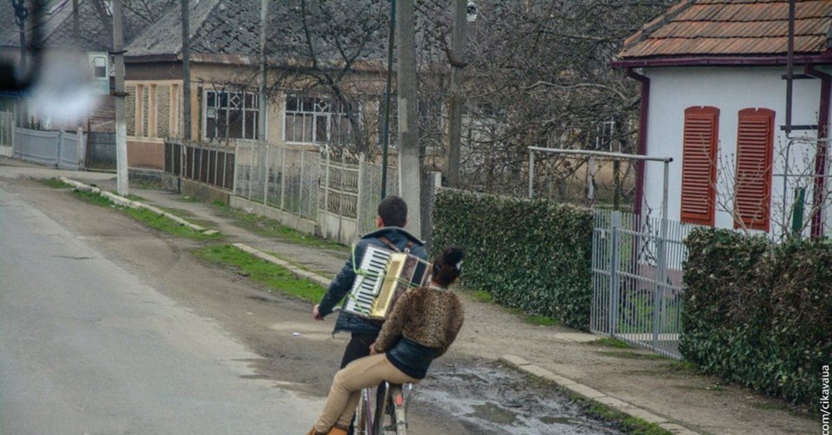 Нибудь село. Демотиваторы про село. Первый парень на деревне - демотиваторы. Едем в соседнее село прикол. Еду еду в соседнее село на дискотеку фото прикол.