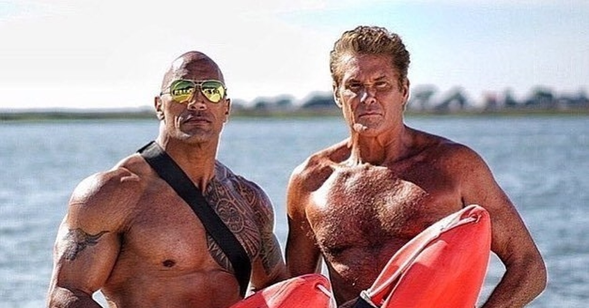 Дуэйн джонсон спасатели малибу. Дэвид Двейн спасатели Baywatch. Дэвид Хассельхофф спасатели Малибу 2017. Дуэйн Джонсон в фильме спасатели Малибу.