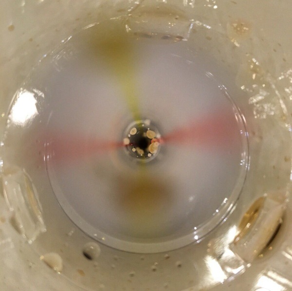 Ничего интересно. просто фотография колы через соломинку:)