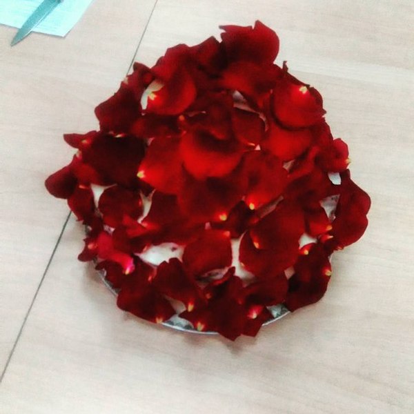 Торт с розовыми лепестками