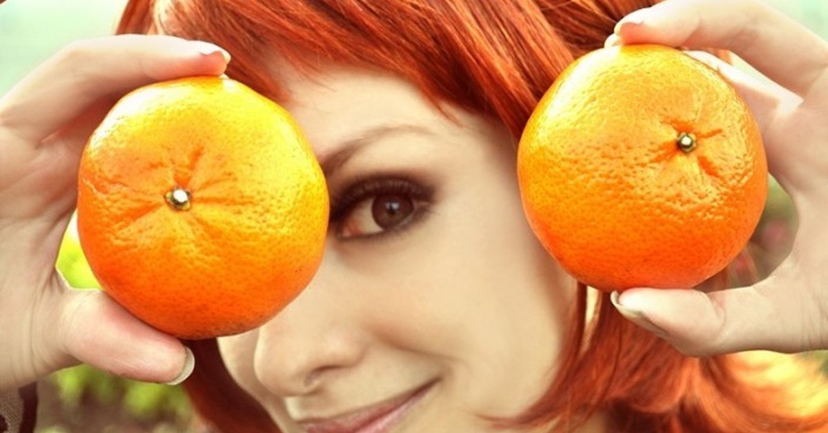 Апельсин новые слова. Савельева апельсинки. Девушка с мандаринами. Девушка с апельсинами. Апельсин в руке девушки.