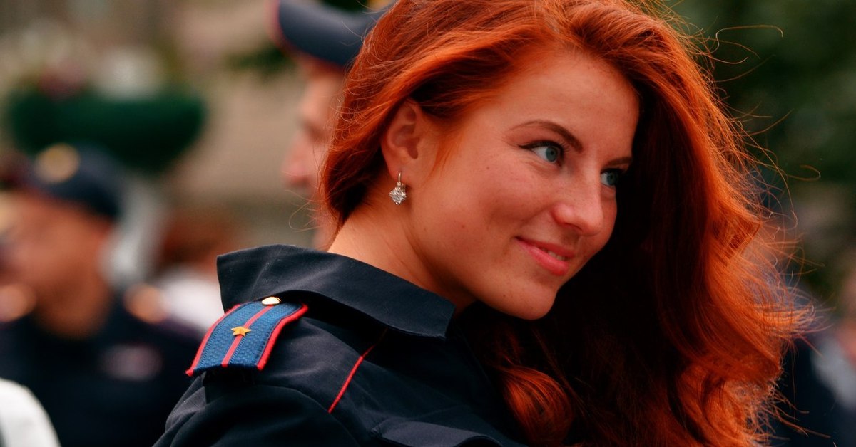 Картинки девушки форме. Красивые девушки полицейские. Девушка полицейский. Рыжие девушки в полицейской форме. Женщины с красивыми формами.
