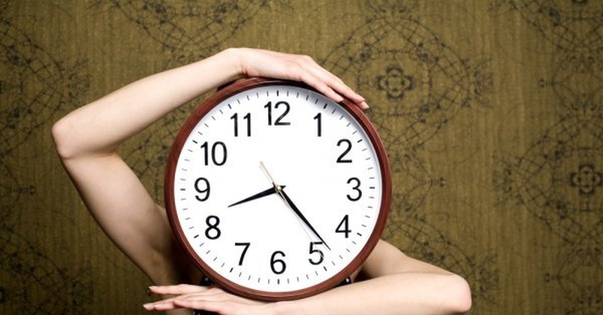 Через час вперед. На час вперед. Часы вместо головы. Женщина и большие часы. Девушка и большие часы.