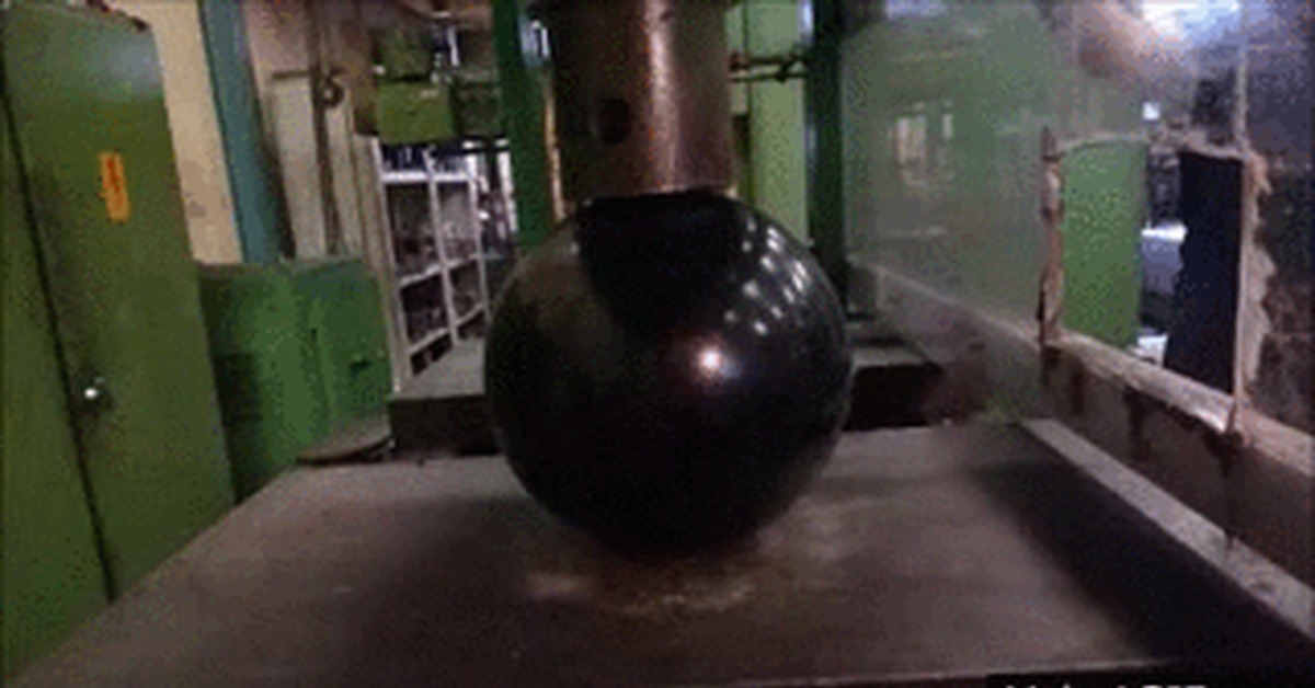 Bowling ball gif. Шар для боулинга под гидравлическим прессом. Полировка шаров для боулинга. Шар для боулинга гифка. Кегля для пресса.