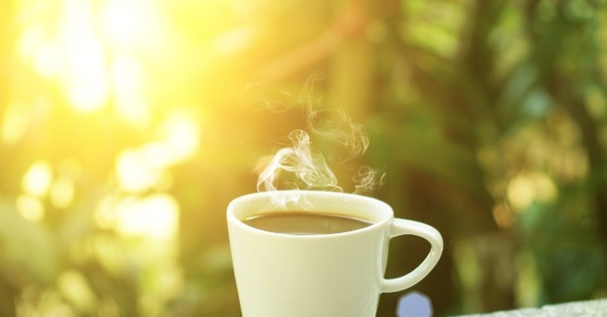 I have coffee in the morning. Чашка кофе в лучах солнца. Солнце в чашке кофе. Утро кофе солнце. Утро солнце чашка кофе.