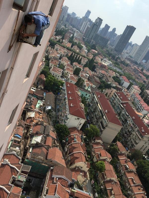 Dangerous job. Here's how fearless air conditioners install air conditioners - Оригинально, Neo, Matrix, Danger, Courage, Air conditioner