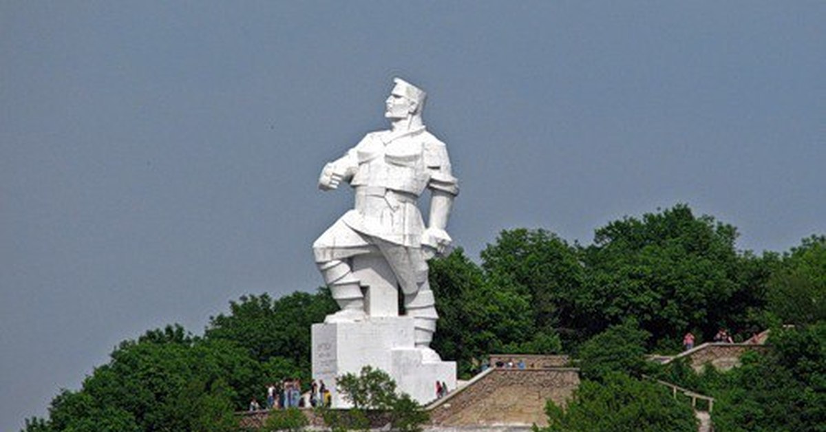 Памятник артему в святогорске фото