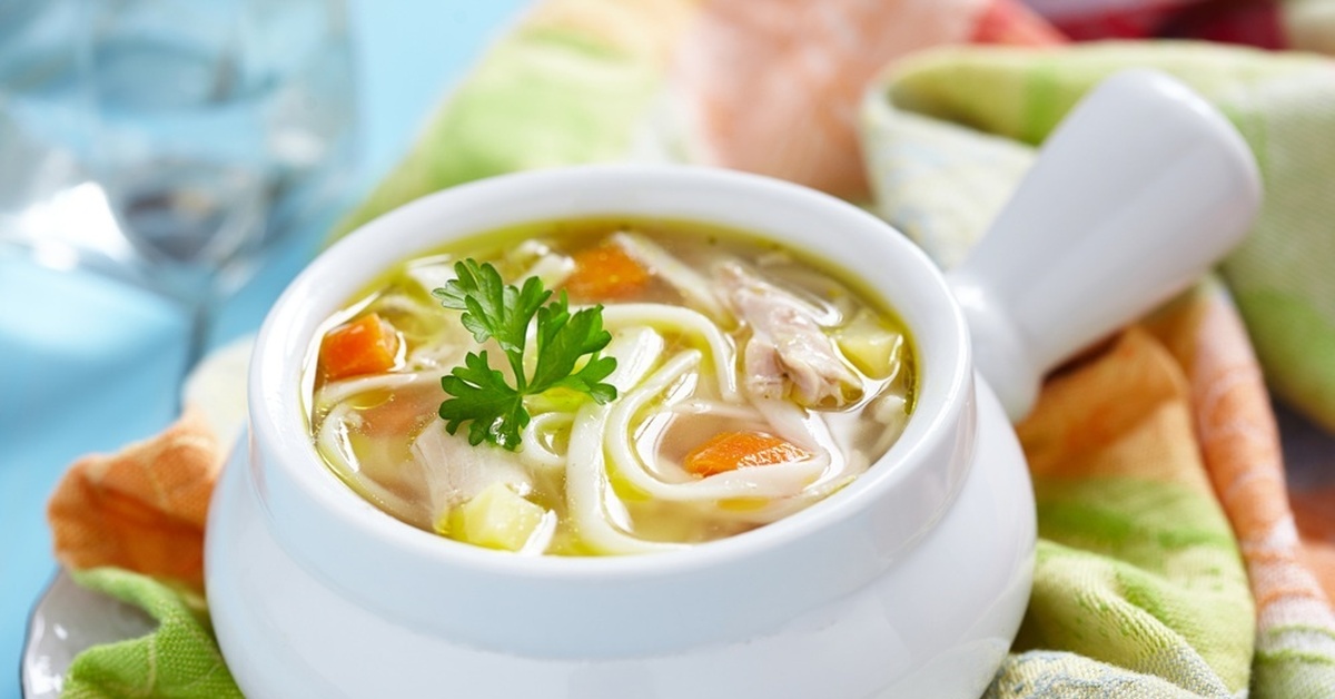 Суп бульон с лапшой. Куриный суп-лапша (Nudelsuppe).. Суп тукмас. Тукмас Башкирский. Башкирский куриный бульон с тукмас.