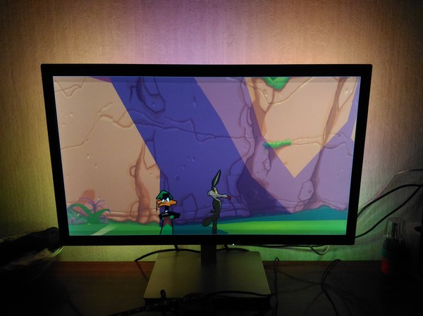 настройка ambibox windows 10. 1460186819175577010. настройка ambibox windows 10 фото. настройка ambibox windows 10-1460186819175577010. картинка настройка ambibox windows 10. картинка 1460186819175577010. Компания Philips в 2007 году запатентовала невероятно простую, но, без преувеличения, потрясающую технологию фоновой подсветки ТВ Ambilight. С такой адаптивной подсветкой меньше устают глаза при просмотре в темноте, увеличивается эффект присутствия, расширяется область отображения и пр. Ambilight применима не только к видео и фото контенту, но и играм. Ambilight превратилась в визитную карточку телевизоров Philips. С тех пор компания Philips пристально бдит, чтобы никто из крупных производителей и думать не смел посягать на святое, создавая что-то подобное. Наверное, лицензировать эту технологию можно, но условия какие-то запредельные, и другие игроки рынка не особо горят желанием это делать. Небольшие компании тоже пытались (и сейчас есть компании, которые это делают) внедрять аналогичную технологию в виде отдельных комплектов, но кара от Philips была неизбежна. Так что в лучшем случае, если компания не продлит каким-то образом патент или его производную, другие производители лишь в 2027 году смогут выпускать что-то похожее.