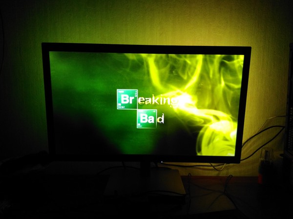 настройка ambibox windows 10. 1460186824143892735. настройка ambibox windows 10 фото. настройка ambibox windows 10-1460186824143892735. картинка настройка ambibox windows 10. картинка 1460186824143892735. Компания Philips в 2007 году запатентовала невероятно простую, но, без преувеличения, потрясающую технологию фоновой подсветки ТВ Ambilight. С такой адаптивной подсветкой меньше устают глаза при просмотре в темноте, увеличивается эффект присутствия, расширяется область отображения и пр. Ambilight применима не только к видео и фото контенту, но и играм. Ambilight превратилась в визитную карточку телевизоров Philips. С тех пор компания Philips пристально бдит, чтобы никто из крупных производителей и думать не смел посягать на святое, создавая что-то подобное. Наверное, лицензировать эту технологию можно, но условия какие-то запредельные, и другие игроки рынка не особо горят желанием это делать. Небольшие компании тоже пытались (и сейчас есть компании, которые это делают) внедрять аналогичную технологию в виде отдельных комплектов, но кара от Philips была неизбежна. Так что в лучшем случае, если компания не продлит каким-то образом патент или его производную, другие производители лишь в 2027 году смогут выпускать что-то похожее.