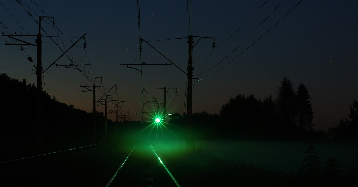 Зеленый светофор жд. Светофоры на железной дороге зеленый. Железная дорога светофоры ночь. Зеленый семафор на железной дороге.