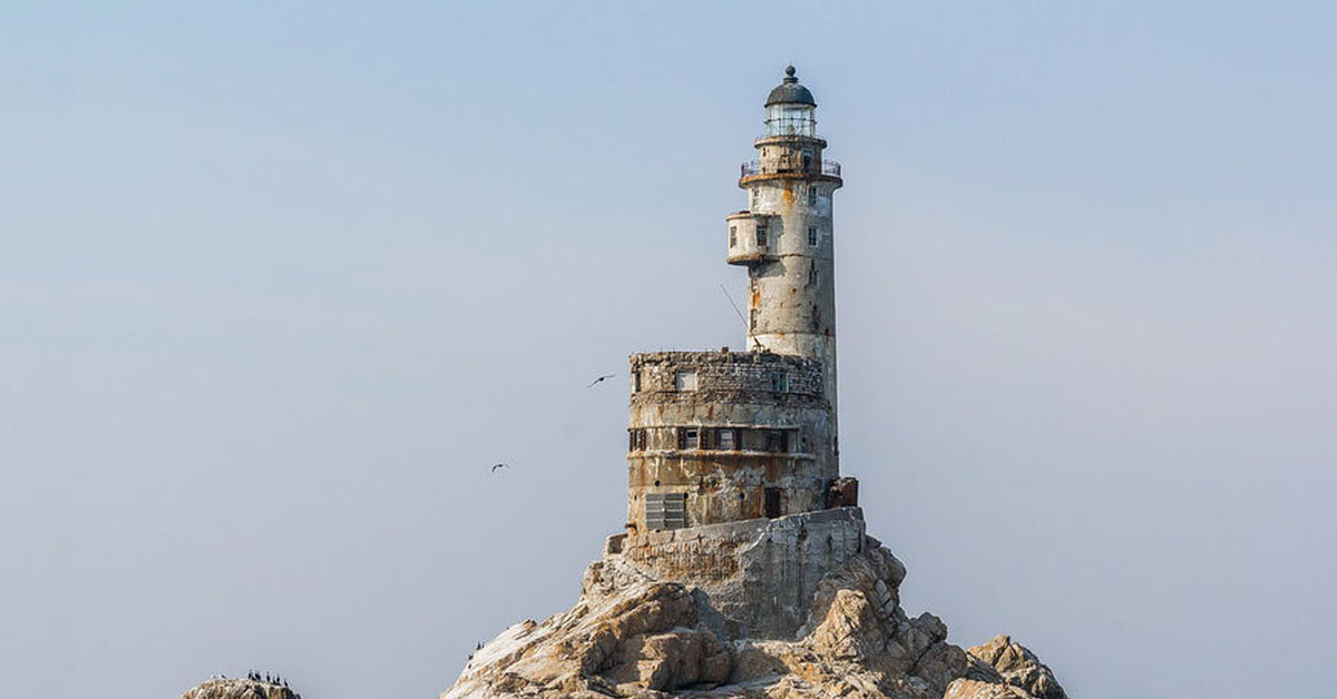Толбухин маяк в финском заливе. Маяк на патрокле. Маяк нижний тагил. Маяк ночью. Маяк турлитис греция.