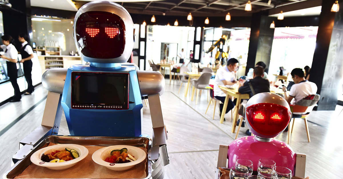 Робот еда. Robo Cafe Дубай. Роботы официанты в Японии. Робот официант. Роботизация в ресторанах.