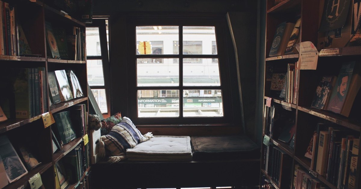 Темная комната книга. Комната с книжными полками. Уютная комната с книгами. Уютная комната с книжными полками. Комната с книгами.