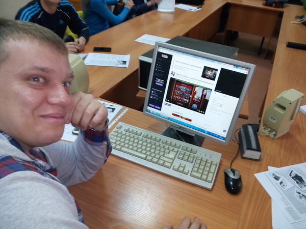 Преподаватель спросил где отсутствующая студентка, на что мы включили ему её стрим