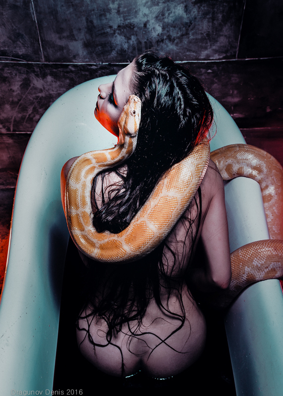 Girl in the bathroom with a snake - NSFW, Snake, Girls, Bath, Nudity, Longpost