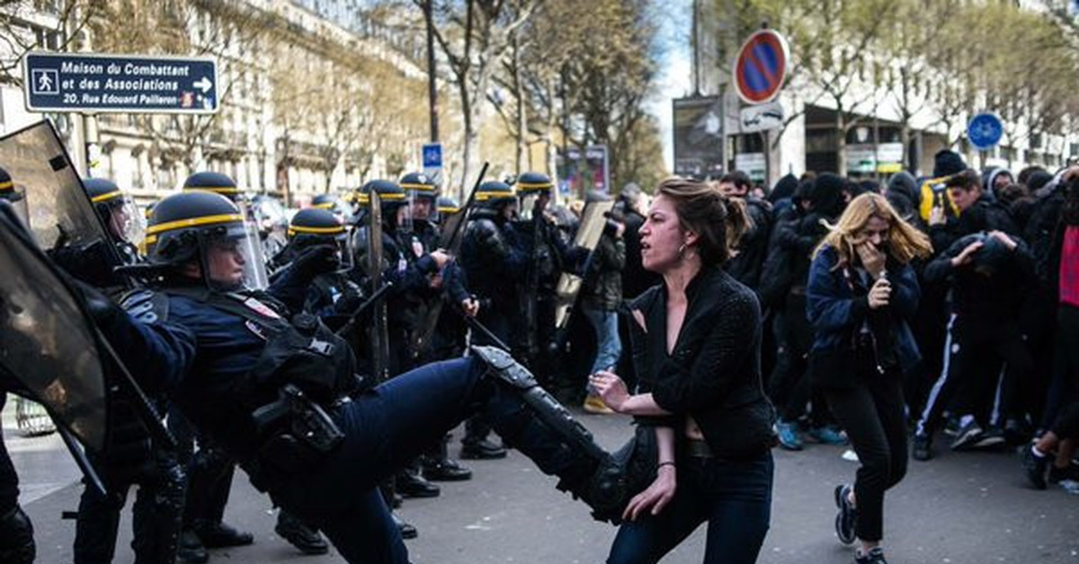 Французский убегать. Разгон демонстрантов в Германии. Разгон демонстрантов во Франции. Бунт во Франции полиция.