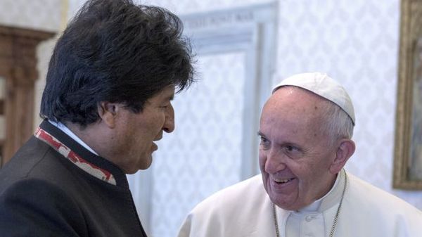 Президент Боливии вручил папе Римскому книги о пользе листьев кокаинового куста