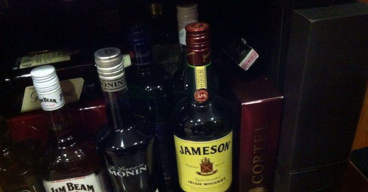 Фото алкоголя на столе дома в компании