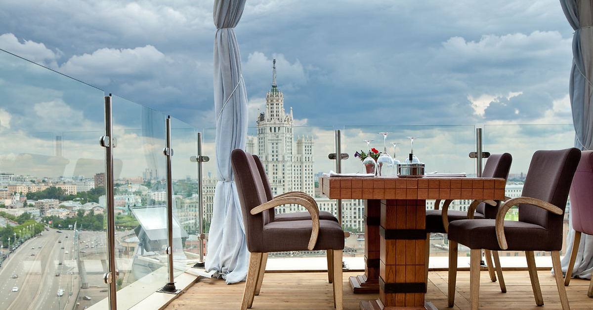 Moscow terrace. Ресторан Карлсон Москва веранда. Ресторан Карлсон на Овчинниковской набережной. Ресторан Карлсон летняя терраса. Ресторан Карлсон Москва.