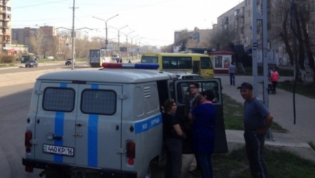 Полиция оштрафовала девушку, угодившую под микроавтобус во время движения кортежа акима