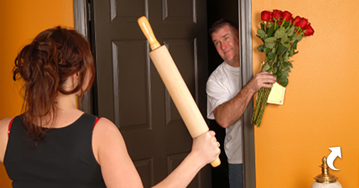 Муж ждет жену за дверью. Жена со скалкой. Скалка в руке. Мужчина со скалкой. Скалка для мужа.
