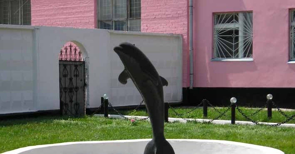 Песня фонтанчик с черным дельфином слушать. Фонтан черный Дельфин тюрьма. Оренбург тюрьма черный Дельфин. Фонтан с черным дельфином. Чёрный Дельфин тюрьма статуя.