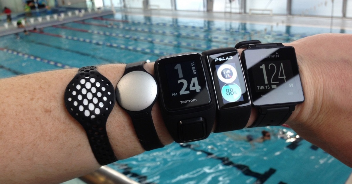 Лучшие часы для плавания. Фитнес трекер для плавания в бассейне. Часы для плавания в бассейне. Гаджеты для плавания в бассейне. Смарт часы для плавания.