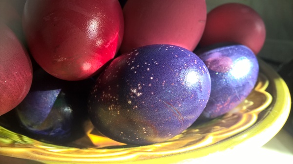 Когда решила покрасить яйца, а получился космос =)