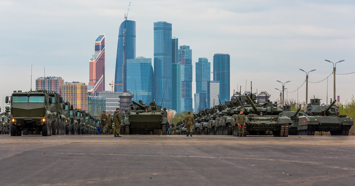 Единиц техники. Парад российских войск. Фон парад военной техники. Военная техника на фоне Москва Сити. Парад Победы техника.