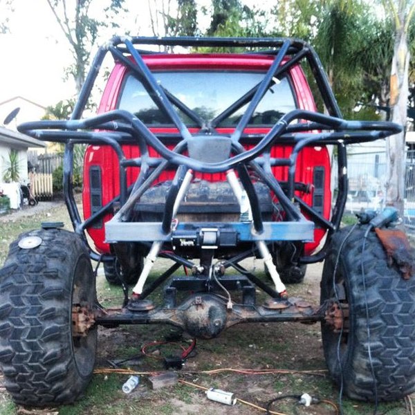 Человек-паук рукожопит себе автомобиль.