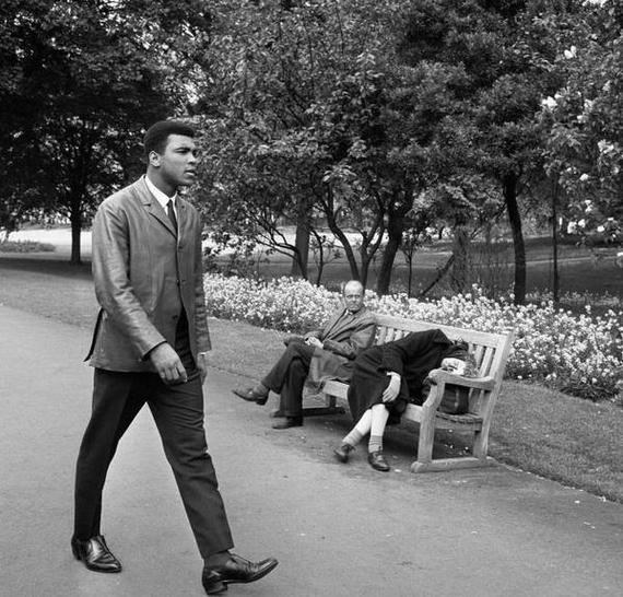 Мохаммед Али на прогулке в парке на фоне упавшей при его виде в обморок женщины. Лондон. 1966