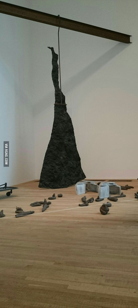 Сходил в галерею в Лондоне и увидел гигантский подгоревший кусок пиццы и какашки