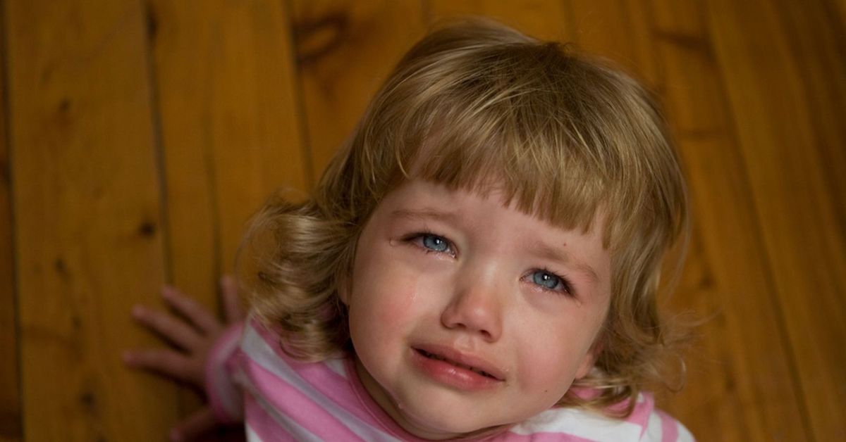 Ребенок плачет. Плачущая девочка. Дети в детском доме плачут.