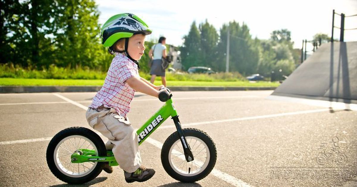 Дети катаются на беговеле. Беговел Graffiti Furious. Детский велосипед без педалей. Ребенок на беговеле. Беговел высота сидения.