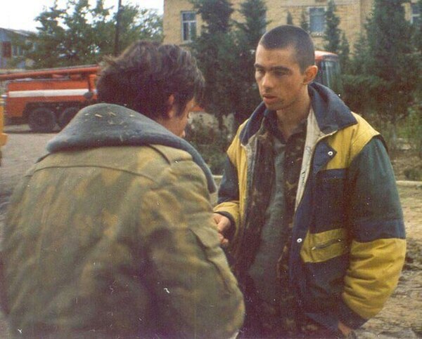 Сергей Бодров-младший и Олег Меньшиков на съемках "Кавказского пленника" в Дербенте.