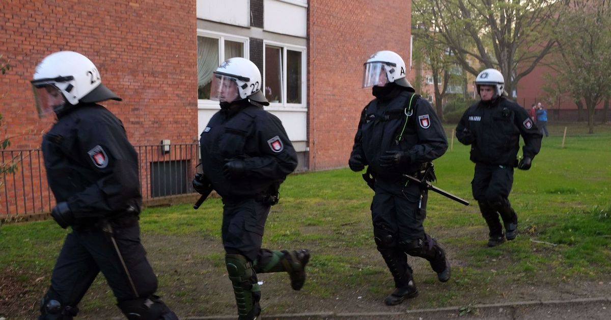 Полиция в доме. Криминальная полиция Германии. Полиция Германии задержания. Полицейские Германии задержали. Криминал в Германии.