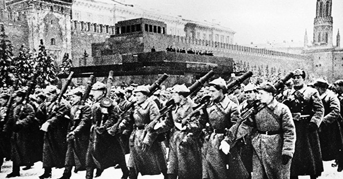 Где проходил парад 41. Парад 7 ноября 1941 года в Москве на красной площади. Парад на красной площади 7 ноября 1941 года. Парад на красной площади в Москве 7 ноября 1941 года Юон. Парад на красной площади ноябрь 1941.