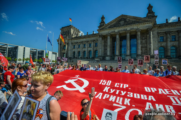 Strange, the Americans are shouting that they defeated the Nazis, and the victory flag in front of the Reichstag, for some reason, reveals the Soviet paradox - , May 9, Berlin, Reichstag, Politics, May 9 - Victory Day