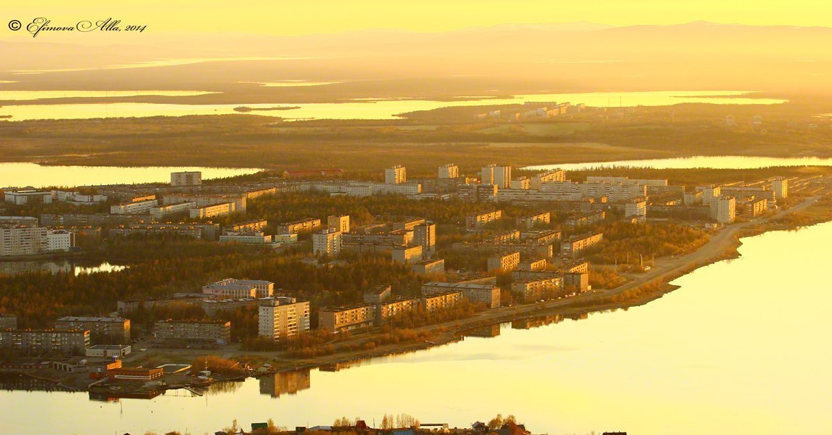 Мончегорск монча. Белые ночи в Мончегорске. Полярный день в Мончегорске. Город Мончегорск Мурманской области. Вечерний Мончегорск.