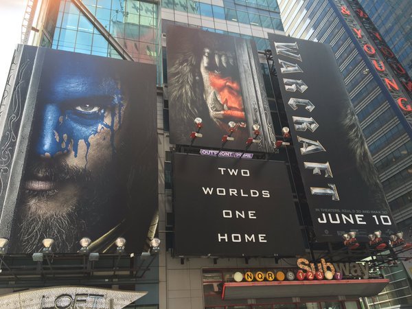 Постеры фильма Варкрафт на Тайм Сквере в Нью Йорке