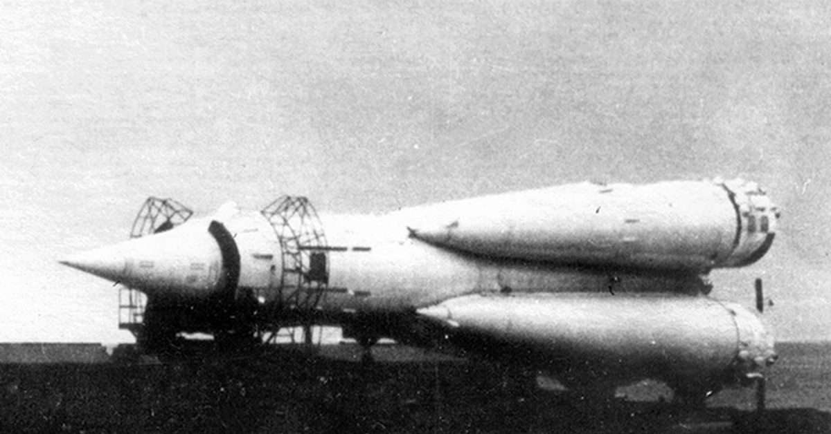 Rocket famous. Двухступенчатая баллистическая ракета р-7,. Ракета р-7 Байконур. 1957 Год испытание межконтинентальной баллистической ракеты.