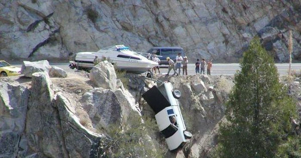 Во сне машина упала. Машина падает с обрыва. Грузовик падает с обрыва. Авто над обрывом.