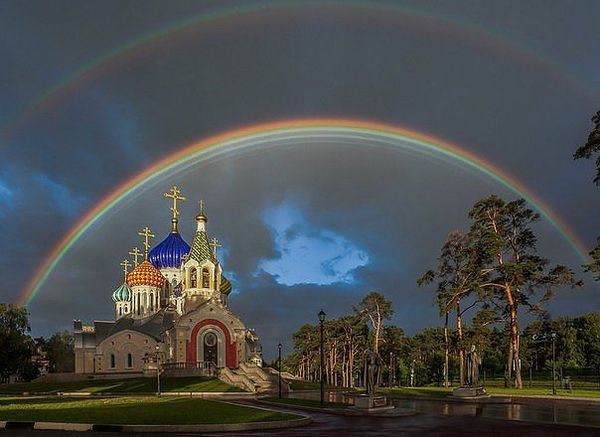 Радуга на фоне храма.