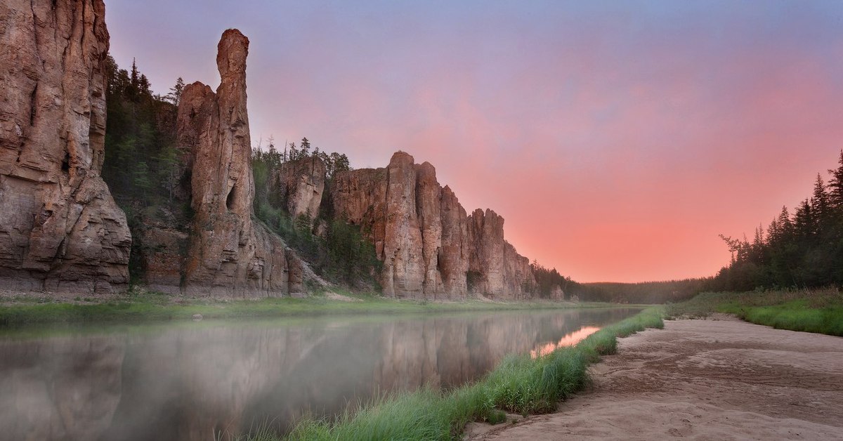 Окрестности природа. Река Сиинэ Якутия. Река синяя Якутия. Речка синяя Якутск. Река синяя в Якутии фото.