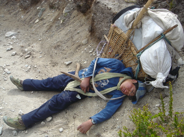На пути к Эвересту... И семижильным шерпам требуется отдых.