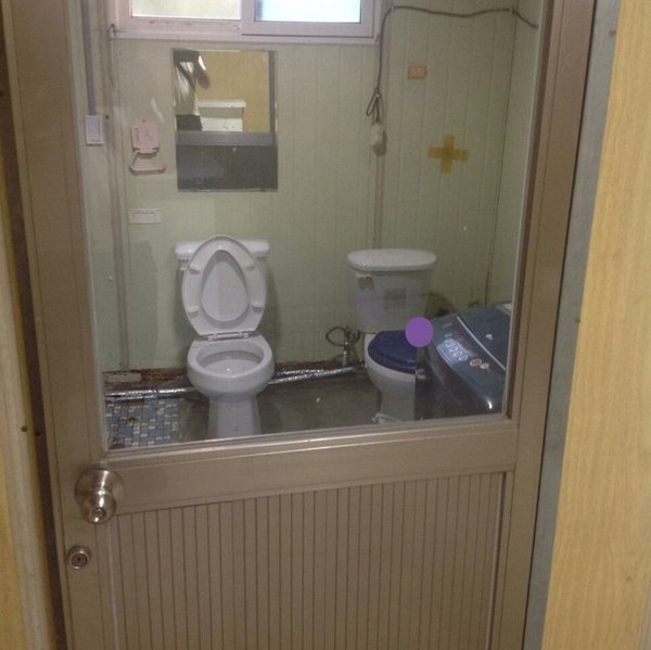 Туалет в общежитии в комнате. Туалет в общежитии. Унитаз в комнате общежития. Туалет в общежитии горного университета. Кабинка общежитского туалета гача.