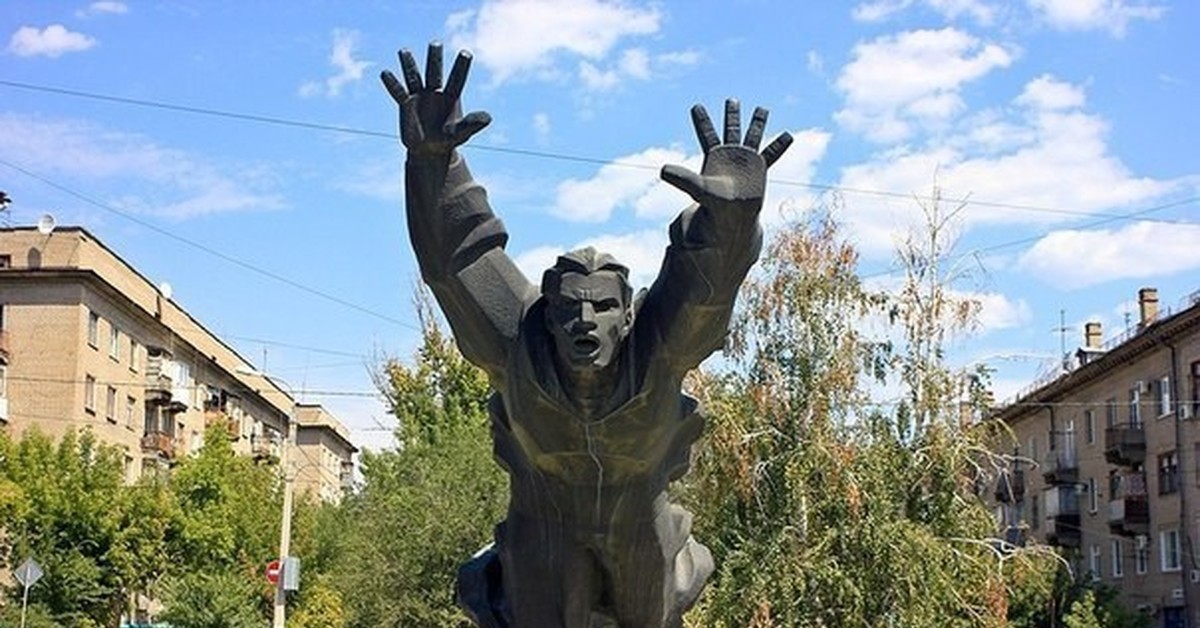 Волгоград памятник. Памятник Михаилу Паникахе в Волгограде. Памятник Паникахе Волгоград. Скульптура Михаила Паникахи Волгоград. Михаил Паникаха памятник в Волгограде.