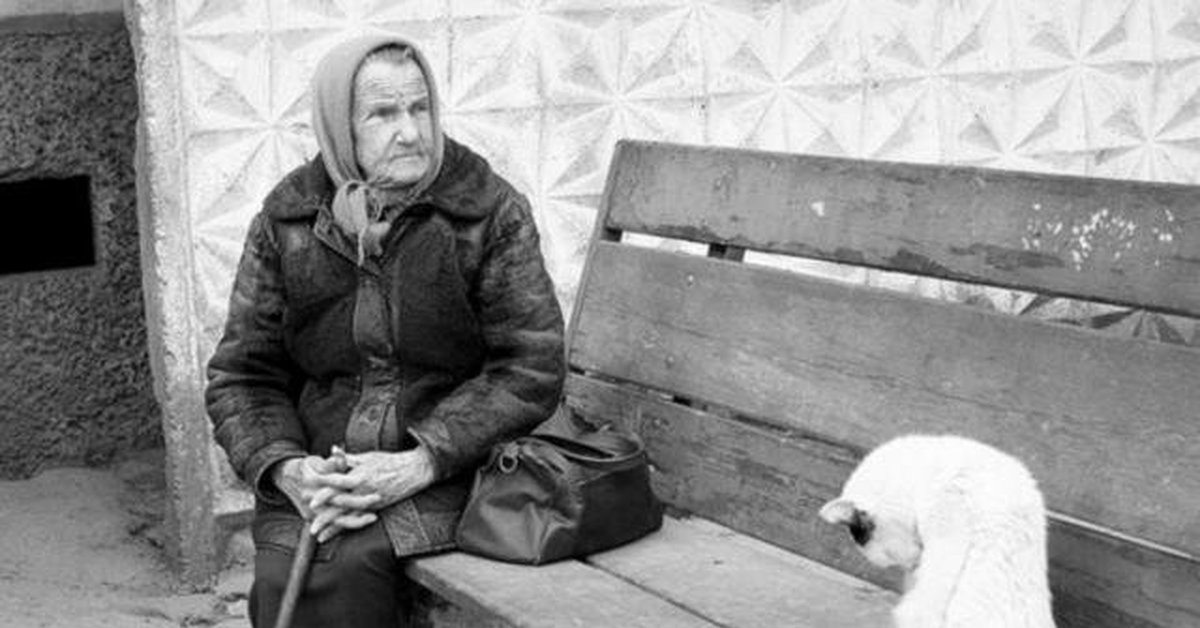 Голодный возраст. Бедность в старости. Пенсионеры на лавочке. Пенсионеры в России нищета. Бабушки на лавочке.